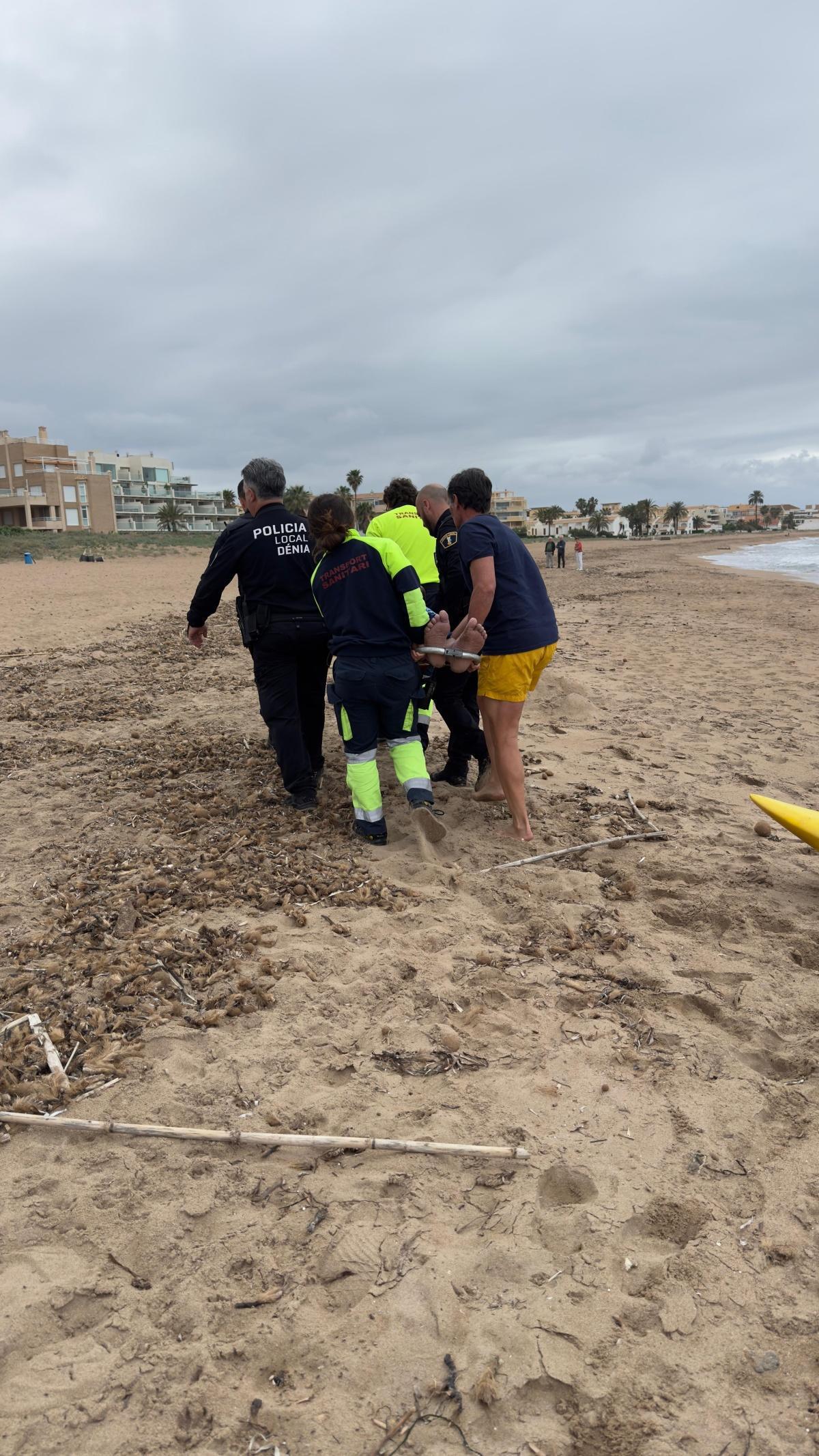 Rescatan a un bañista en apuros en la playa de las Marinas Dénia