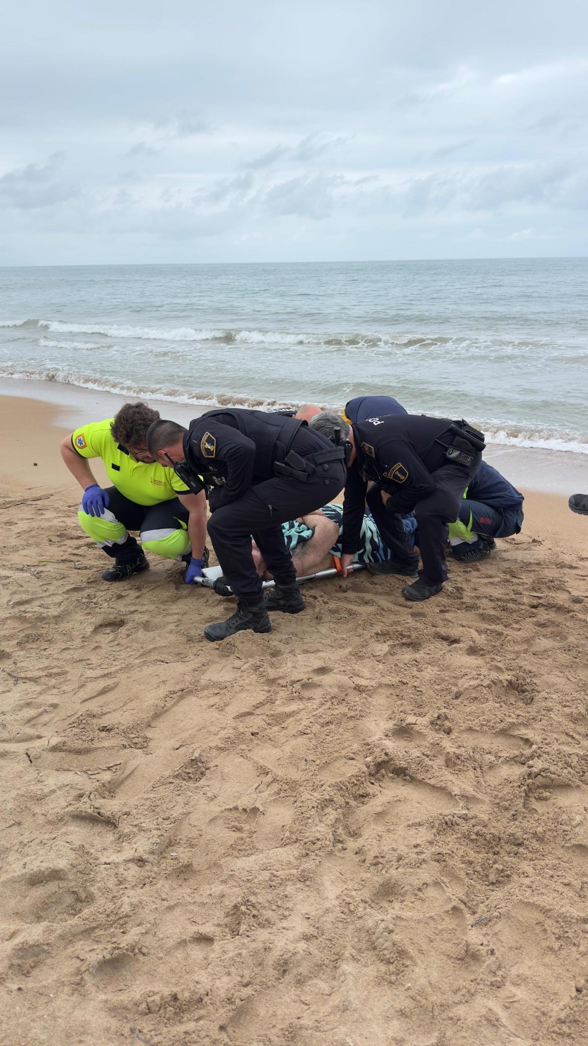 Rescatan a un bañista en apuros en la playa de las Marinas Dénia
