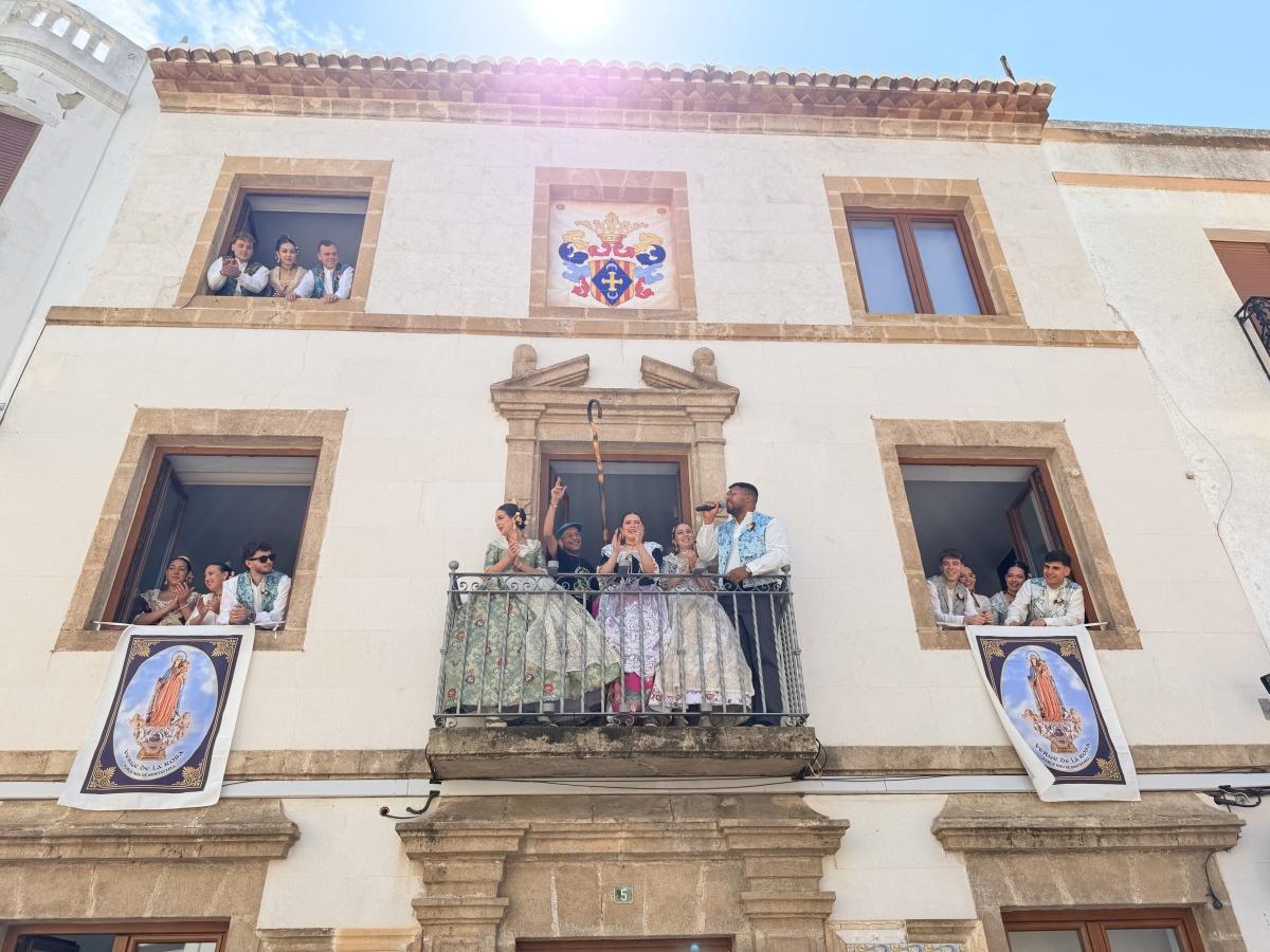 El alcalde de San Pancracio en Benitatxell impone el amarillo como requisito para el día de disfraces