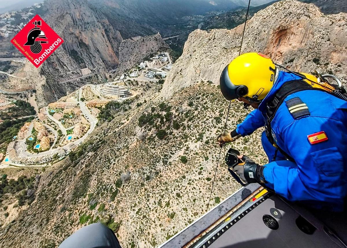 Rescatado un escalador tras sufrir una caída en la Sierra de Toix en Calp Rescatado un escalador tras sufrir una caída en la Sierra de Toix en Calp