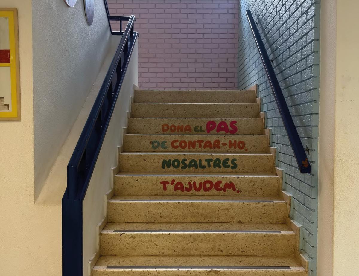 Los colegios de Dénia se unen: 'Si el bullying fa que ens pugem a les parets, aleshores pintem les parets' Los colegios de Dénia se unen: 'Si el bullying fa que ens pugem a les parets, aleshores pintem les parets'