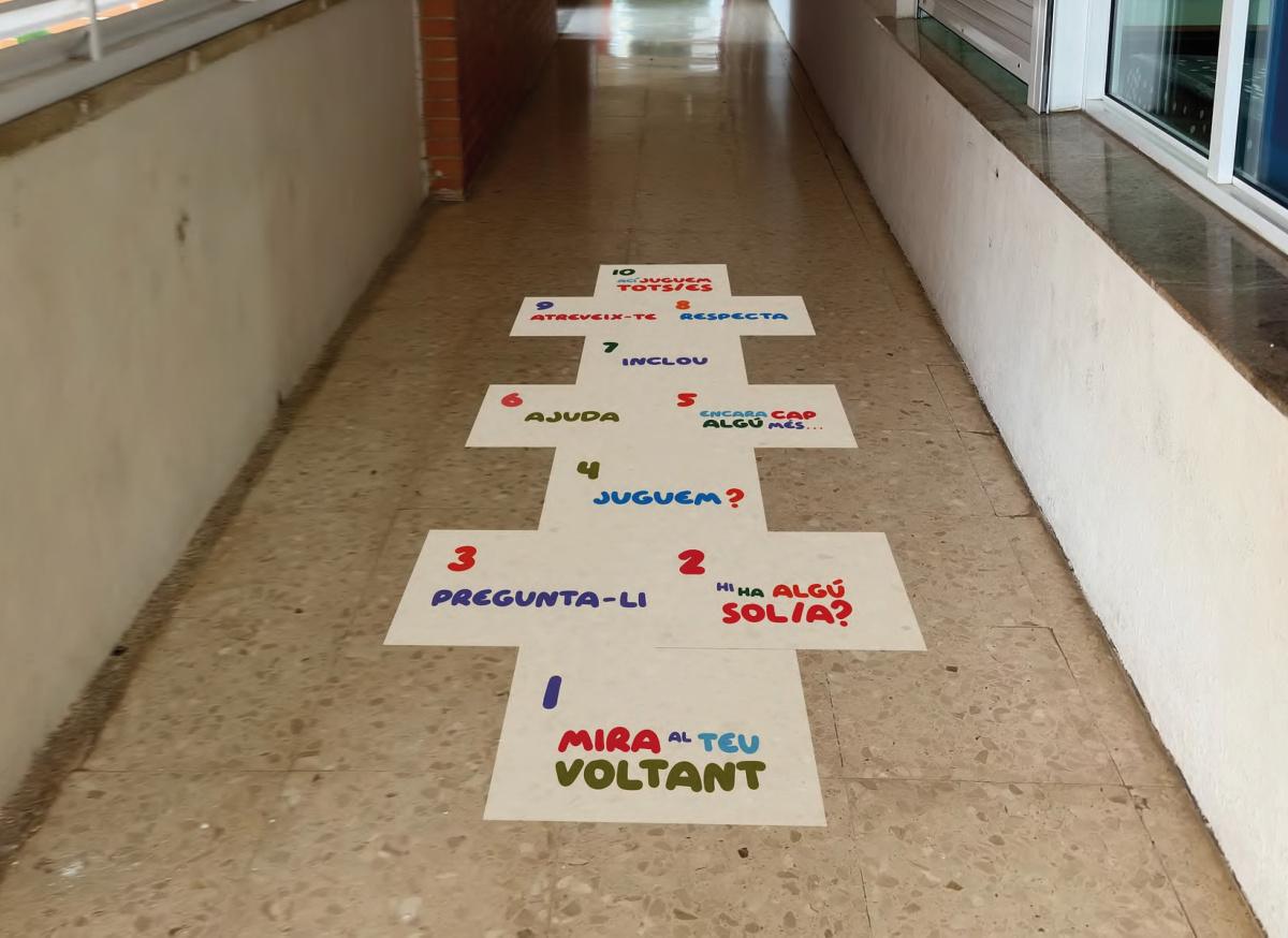 Los colegios de Dénia se unen: 'Si el bullying fa que ens pugem a les parets, aleshores pintem les parets'