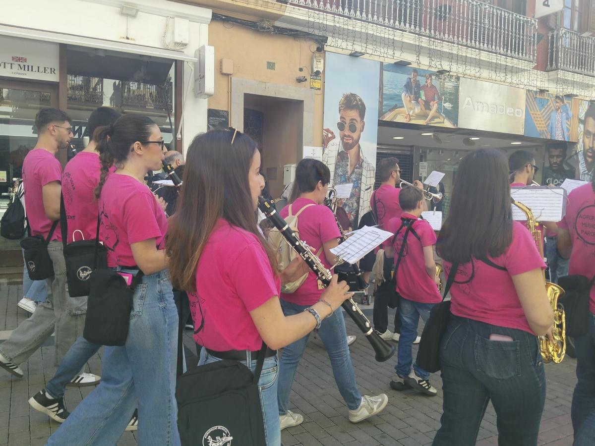 Dénia ompli els carrers de cultura i reivindicació en la Trobada d’Escoles en Valencià Dénia ompli els carrers de cultura i reivindicació en la Trobada d’Escoles en Valencià