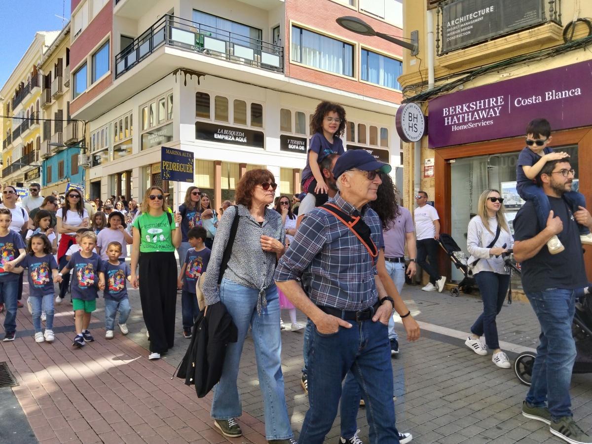 Dénia ompli els carrers de cultura i reivindicació en la Trobada d’Escoles en Valencià Dénia ompli els carrers de cultura i reivindicació en la Trobada d’Escoles en Valencià