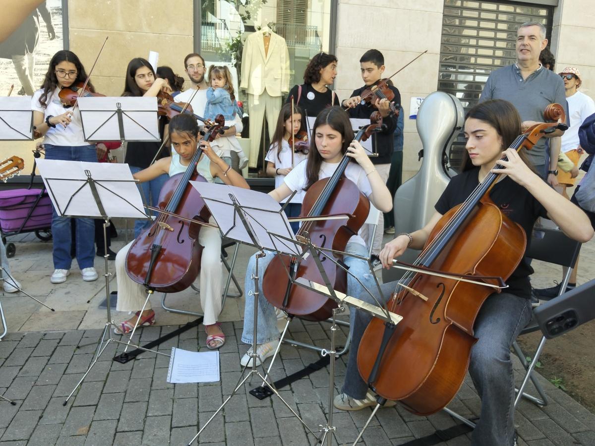 Dénia ompli els carrers de cultura i reivindicació en la Trobada d’Escoles en Valencià Dénia ompli els carrers de cultura i reivindicació en la Trobada d’Escoles en Valencià