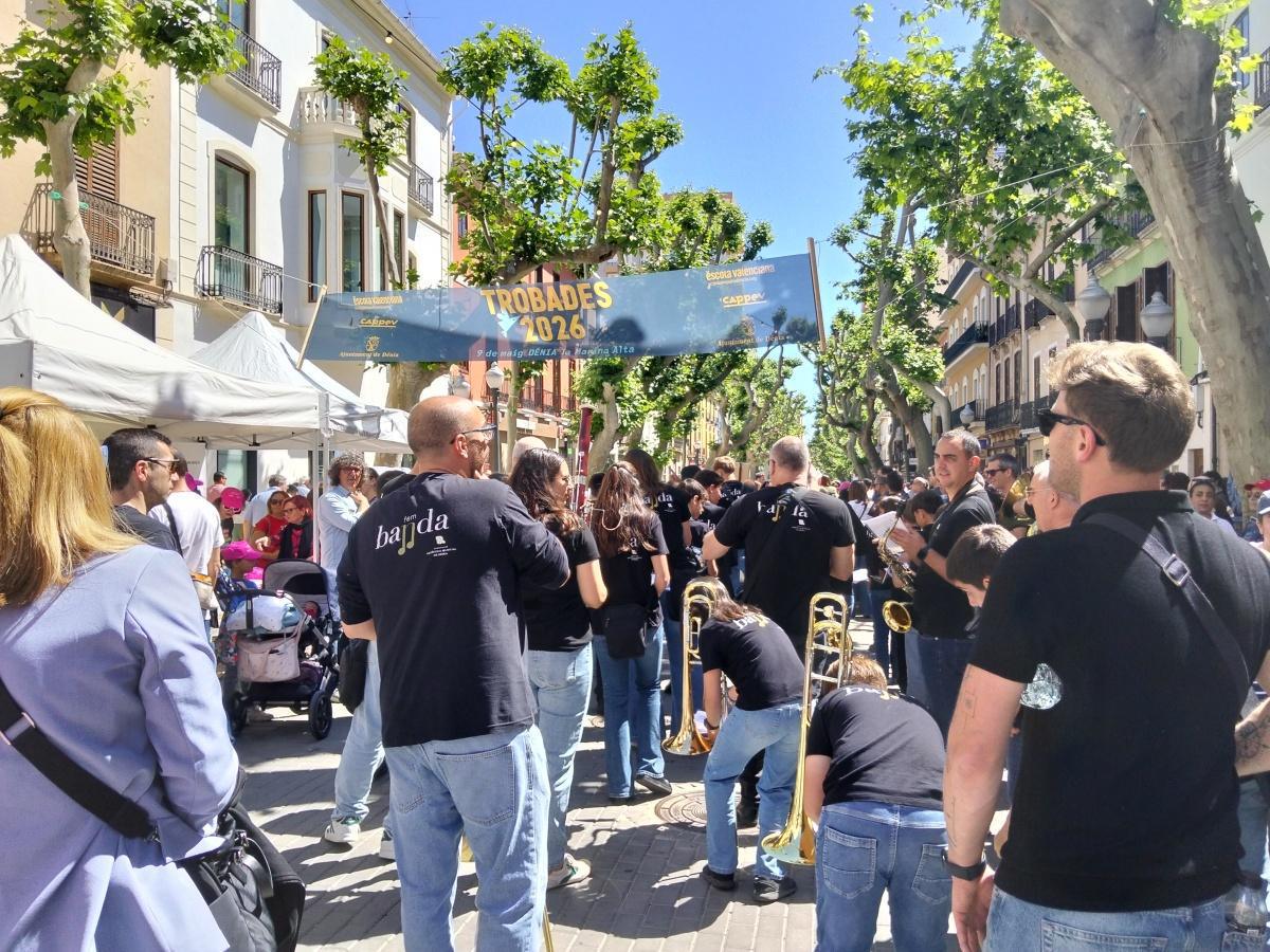 Dénia ompli els carrers de cultura i reivindicació en la Trobada d’Escoles en Valencià Dénia ompli els carrers de cultura i reivindicació en la Trobada d’Escoles en Valencià