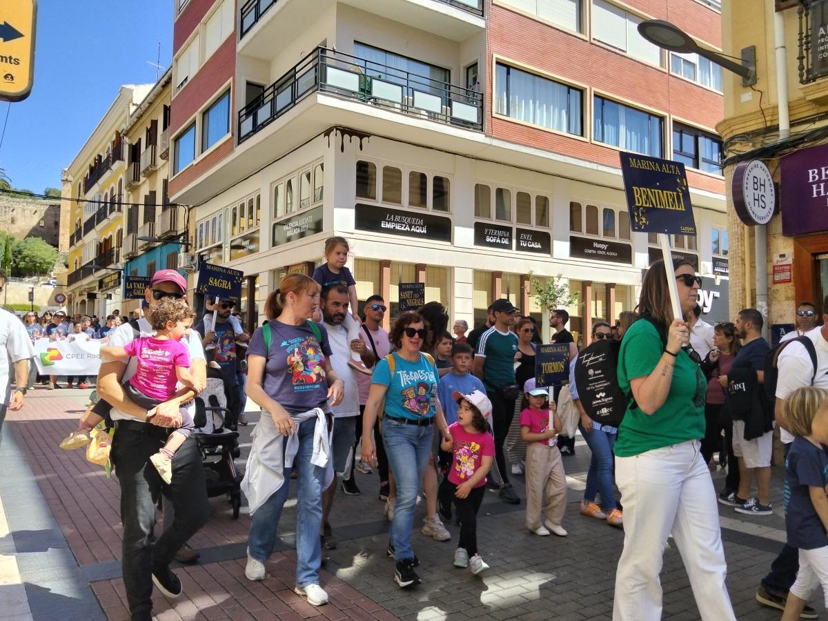 Dénia ompli els carrers de cultura i reivindicació en la Trobada d’Escoles en Valencià Dénia ompli els carrers de cultura i reivindicació en la Trobada d’Escoles en Valencià