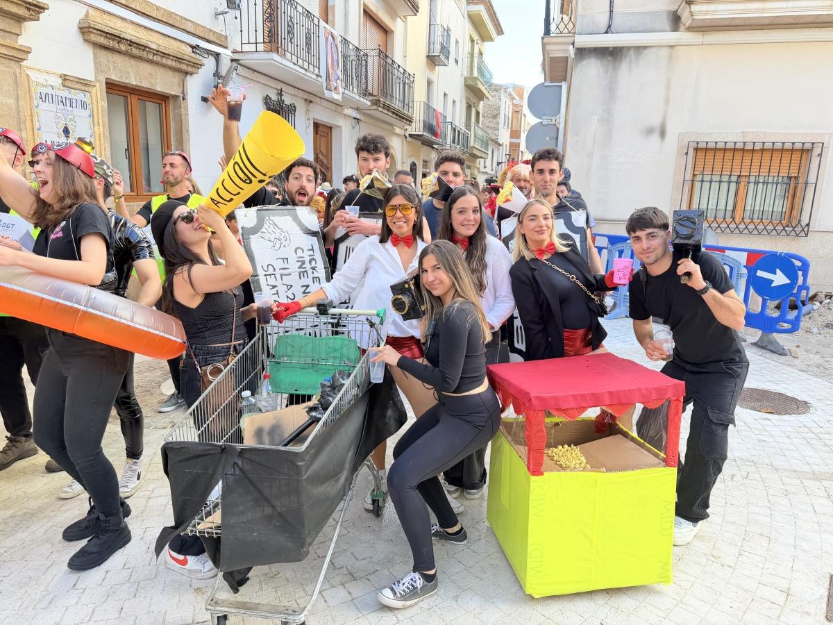 Astérix y Obélix triunfan en el desfile de disfraces de San Pancracio en Benitatxell