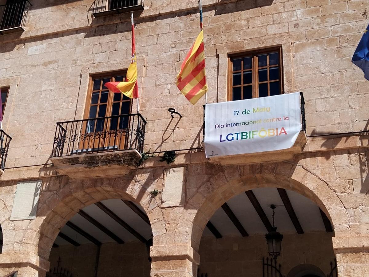 Dénia levanta la voz por la diversidad con una campaña que “rompe barreras” contra la LGTBIfobia