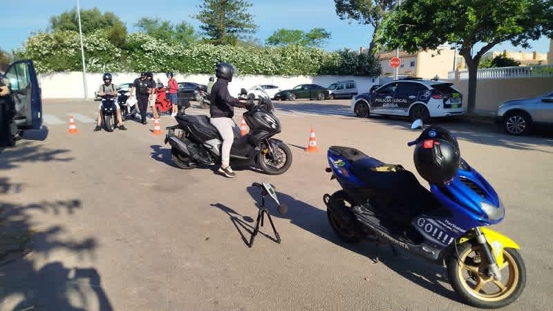 La Policía Local de Dénia inicia una campaña de control de ruido en ciclomotores y motocicletas La Policía Local de Dénia inicia una campaña de control de ruido en ciclomotores y motocicletas