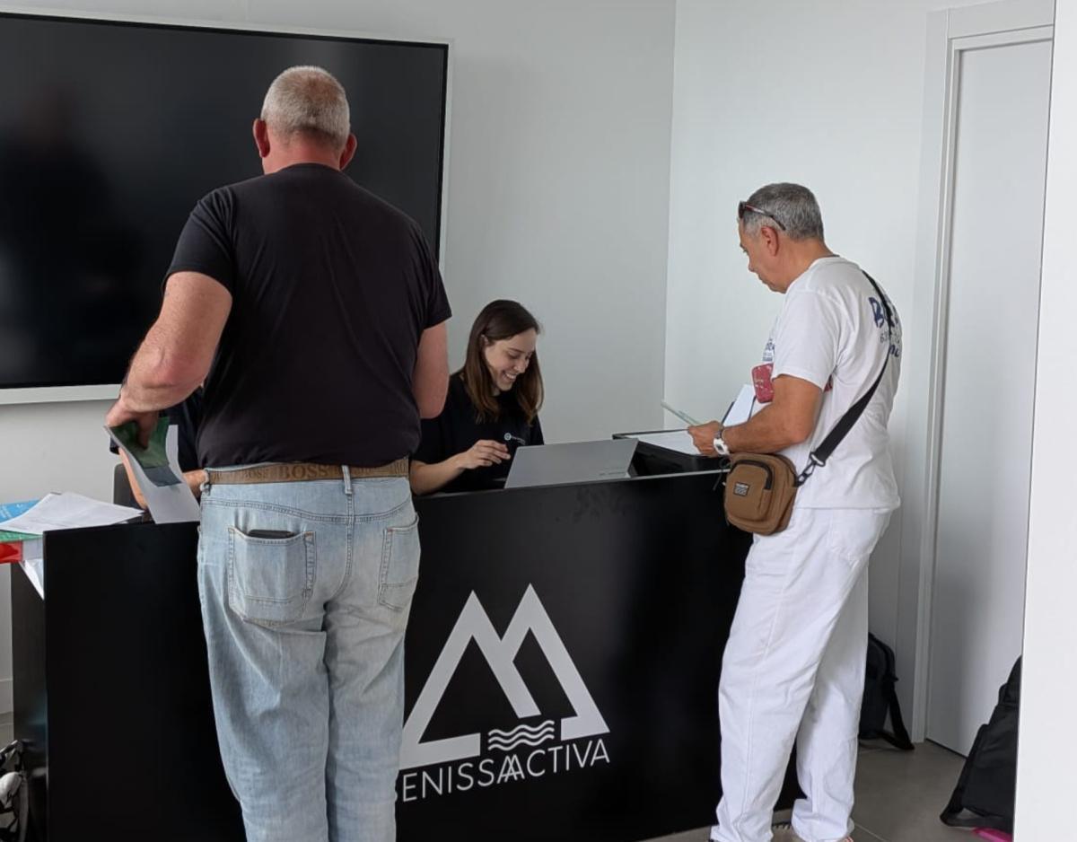 “Siguem intel·ligents” arranca en Benissa: nuevas tarjetas para abrir la puerta a los contenedores inteligentes