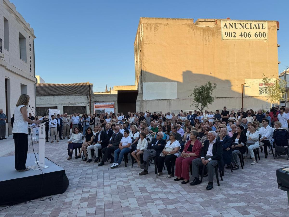 Los alcaldes de la historia democrática de Benissa se reúnen en una multitudinaria inauguración del Ayuntamiento