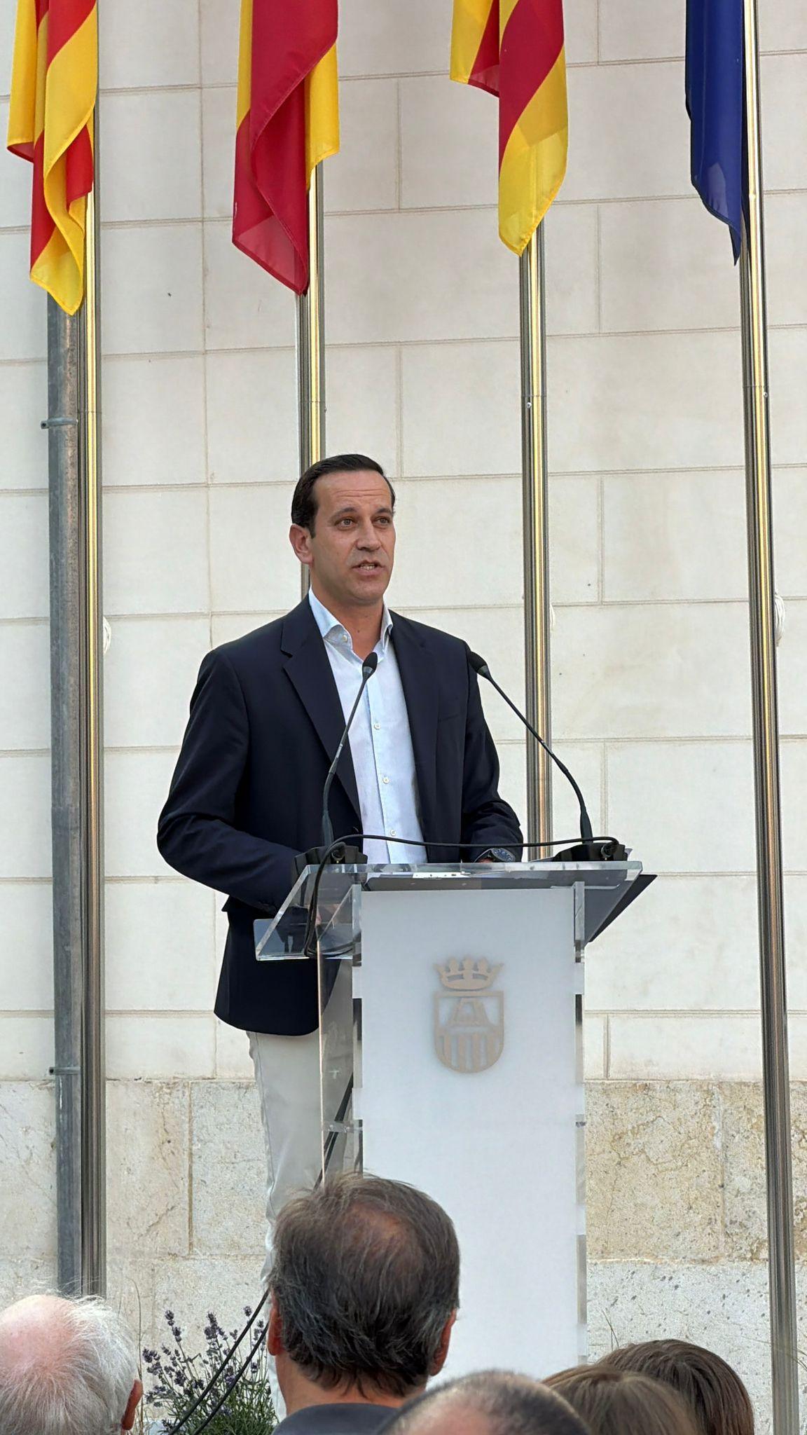 Los alcaldes de la historia democrática de Benissa se reúnen en una multitudinaria inauguración del Ayuntamiento