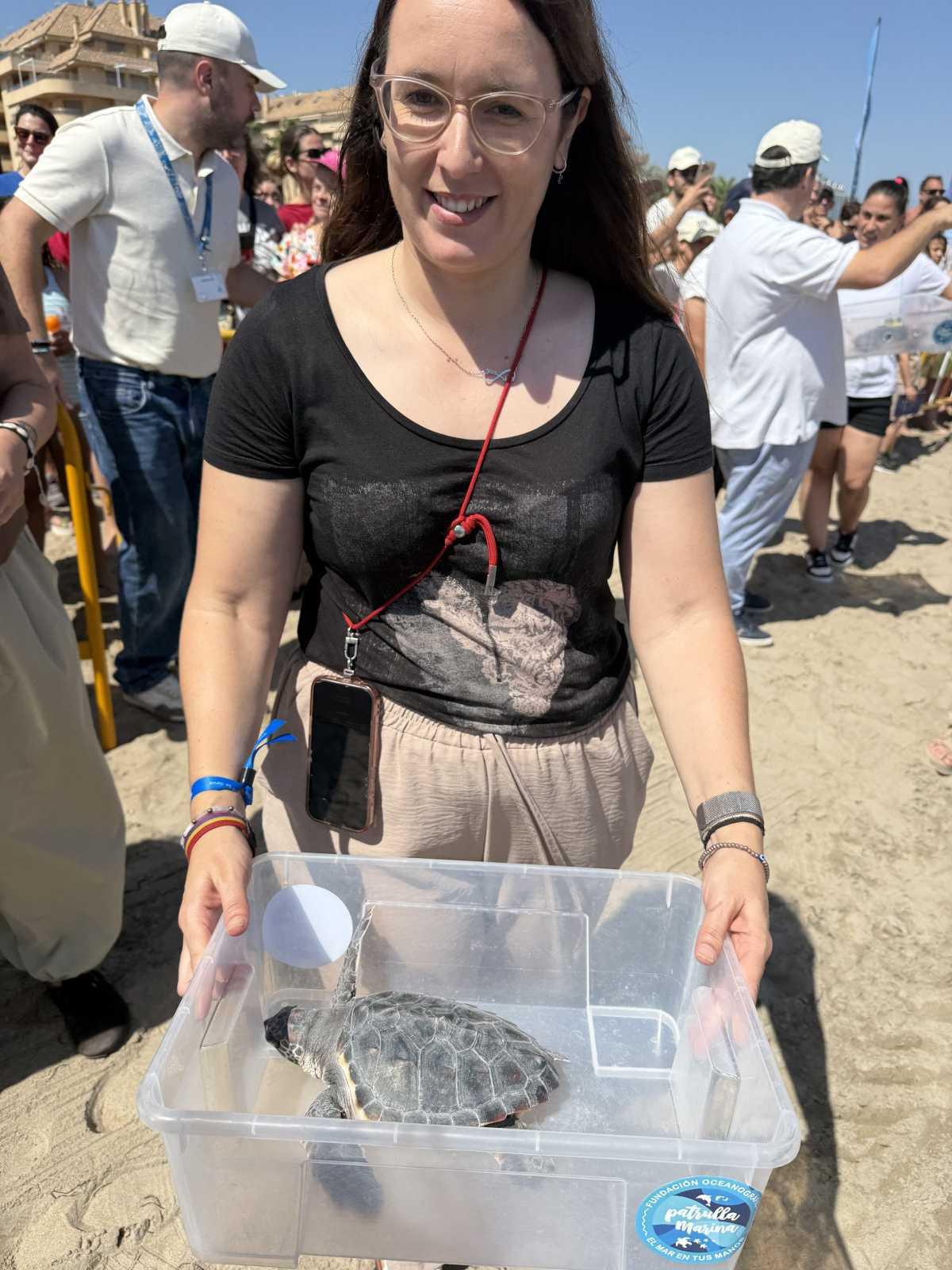 Dénia celebra el Día de los Océanos con la suelta de quince tortugas al mar