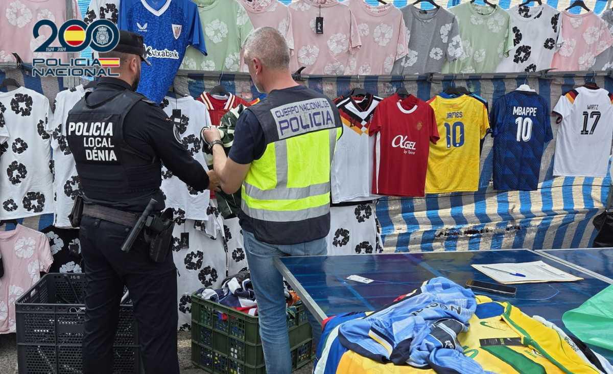 Detenidas doce personas por venta ambulante de falsificaciones en un mercadillo de Dénia Detenidas doce personas por venta ambulante de falsificaciones en un mercadillo de Dénia