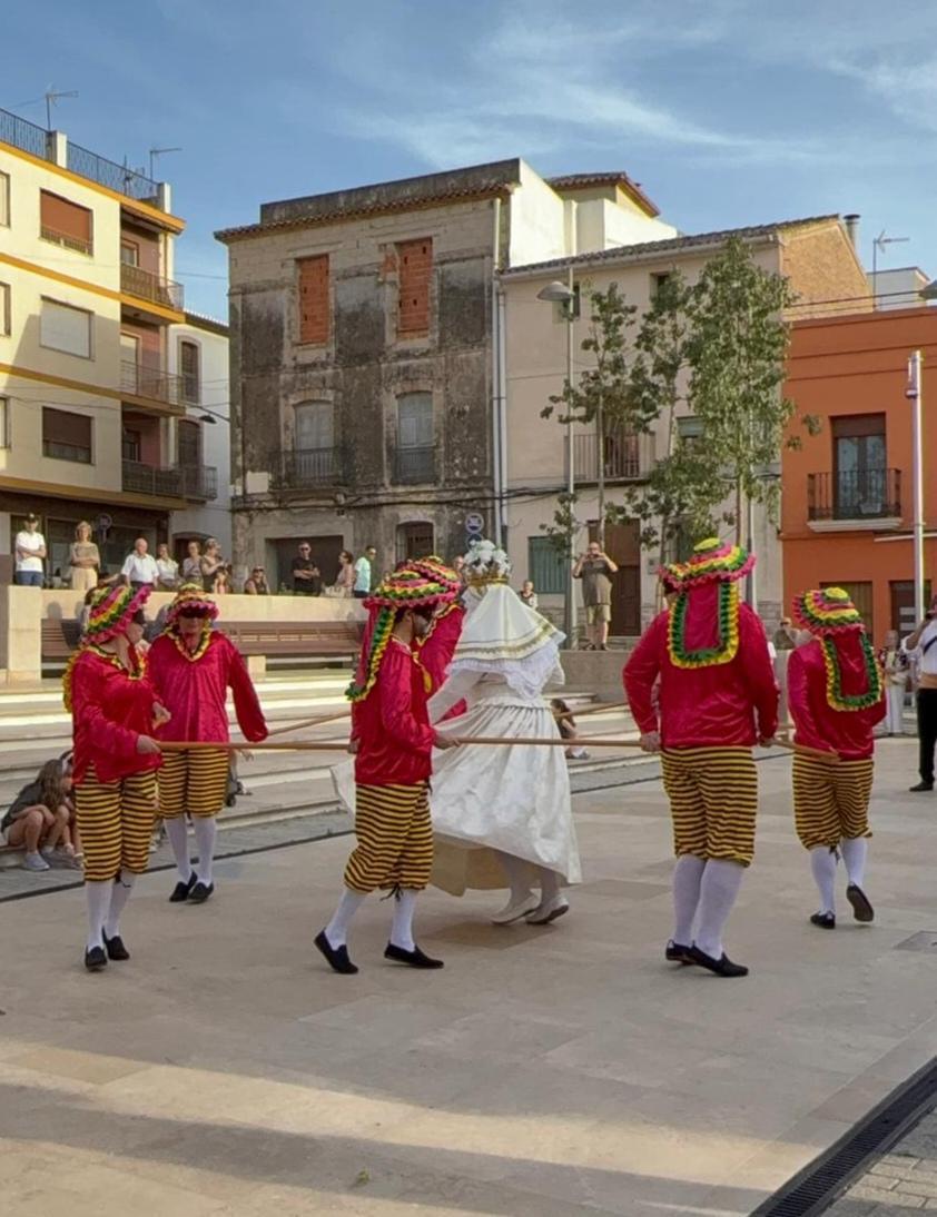Ondara manté viva la tradició del Corpus amb una multitudinària exhibició de danses populars 