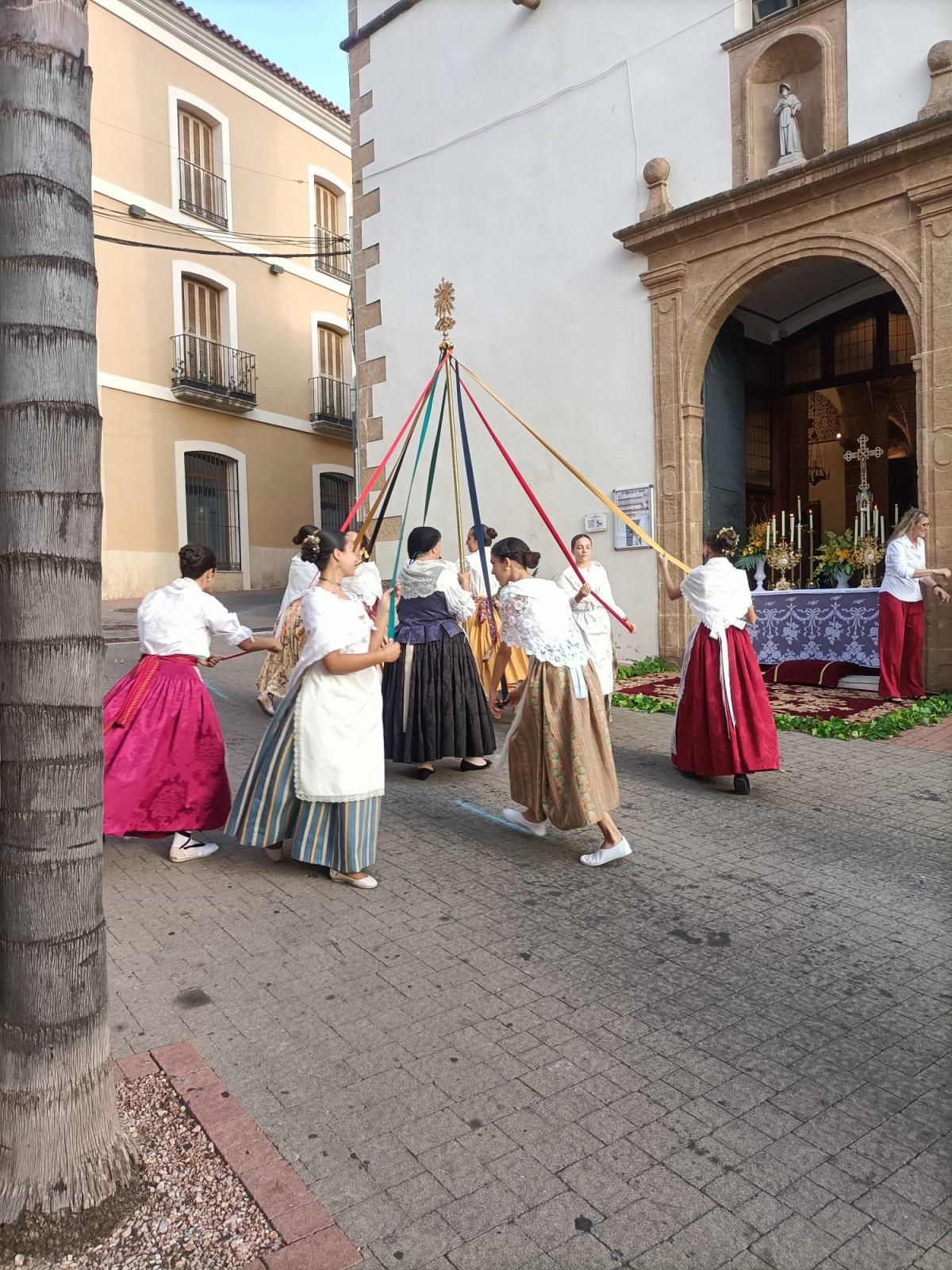 Ondara manté viva la tradició del Corpus amb una multitudinària exhibició de danses populars 