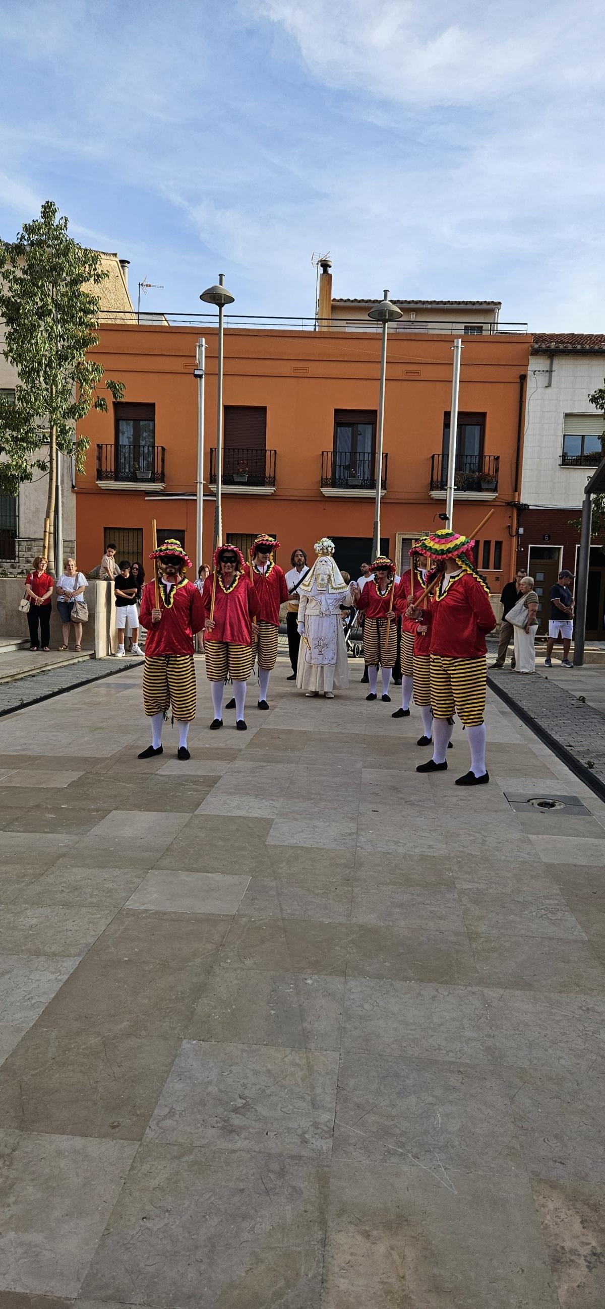 Ondara manté viva la tradició del Corpus amb una multitudinària exhibició de danses populars 