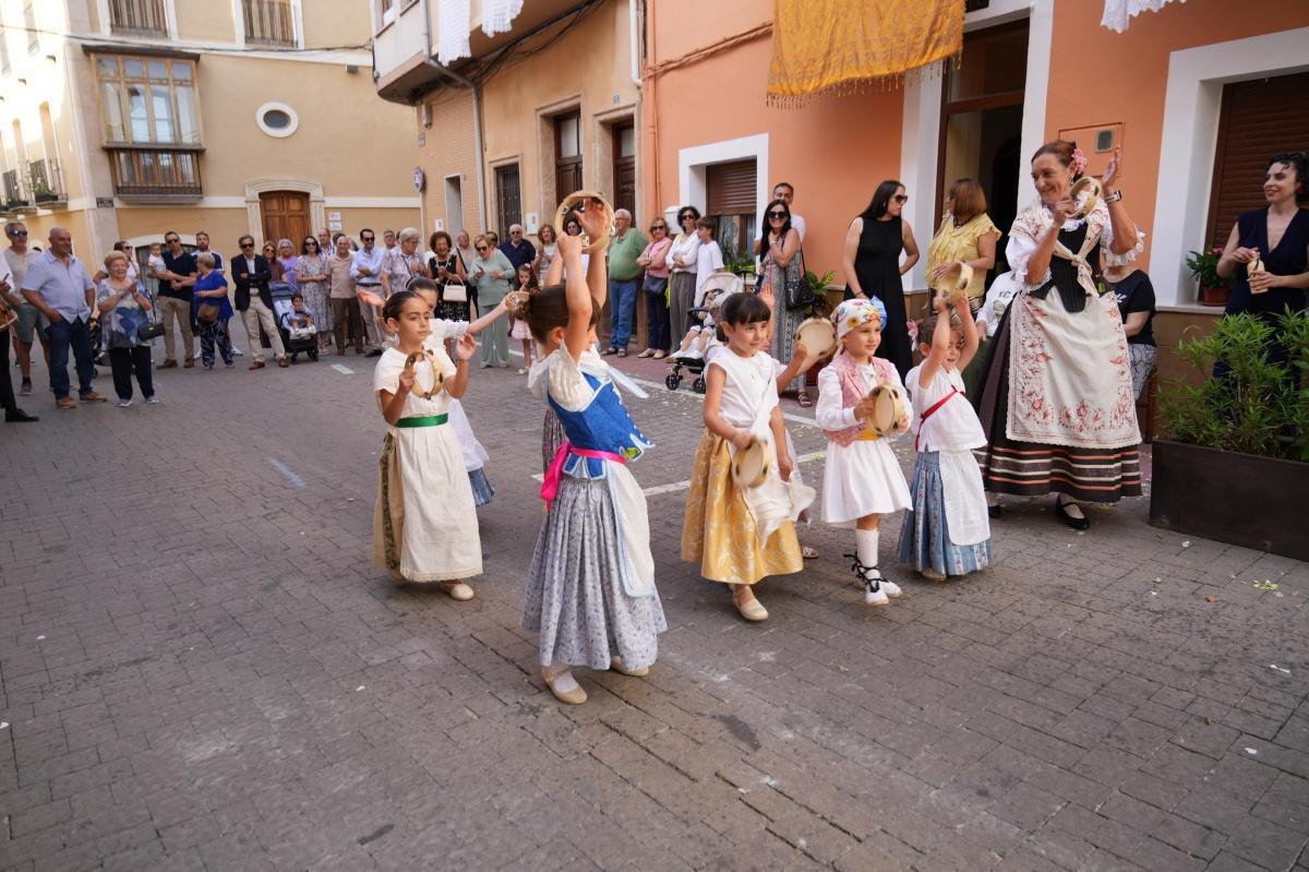 Ondara manté viva la tradició del Corpus amb una multitudinària exhibició de danses populars 