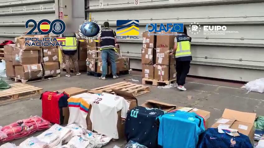 Intervenidas, en Dénia y otros puntos, más de 16 toneladas de equipaciones falsificadas para el Mundial Intervenidas, en Dénia y otros puntos, más de 16 toneladas de equipaciones falsificadas para el Mundial