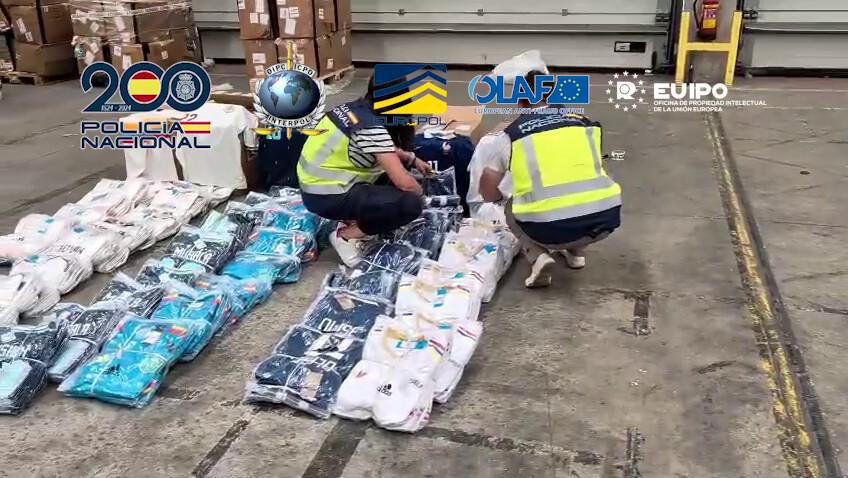 Intervenidas, en Dénia y otros puntos, más de 16 toneladas de equipaciones falsificadas para el Mundial