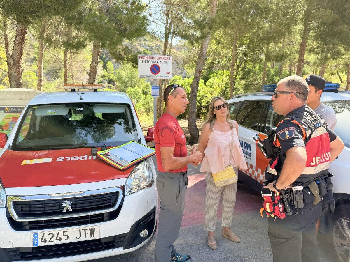 Benitatxell pone a prueba sus protocolos de emergencia con un simulacro de rescate en la cala del Moraig