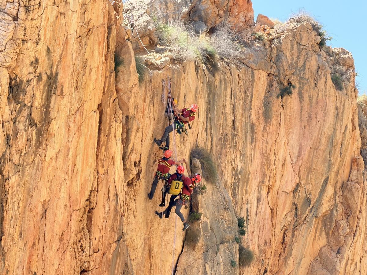 Benitatxell pone a prueba sus protocolos de emergencia con un simulacro de rescate en la cala del Moraig
