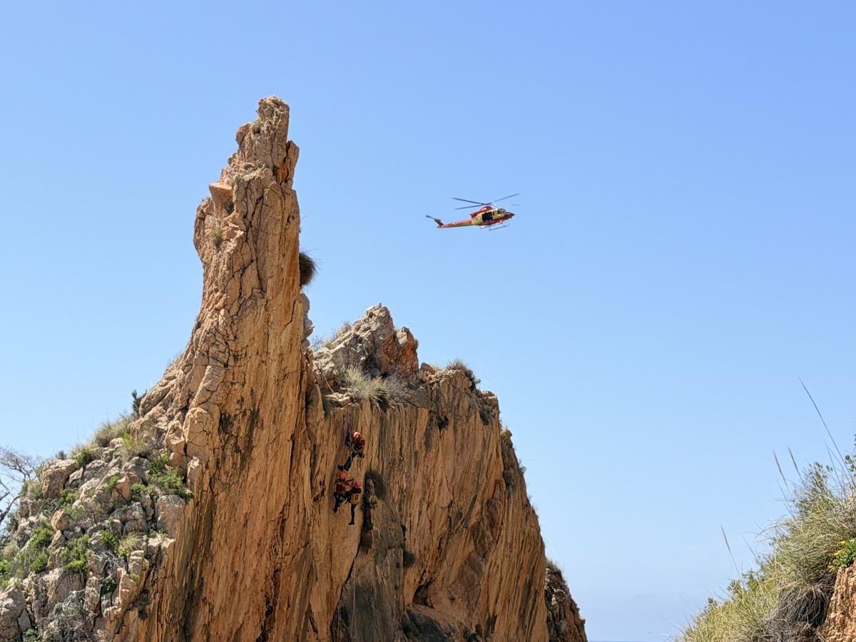 Benitatxell pone a prueba sus protocolos de emergencia con un simulacro de rescate en la cala del Moraig Benitatxell pone a prueba sus protocolos de emergencia con un simulacro de rescate en la cala del Moraig