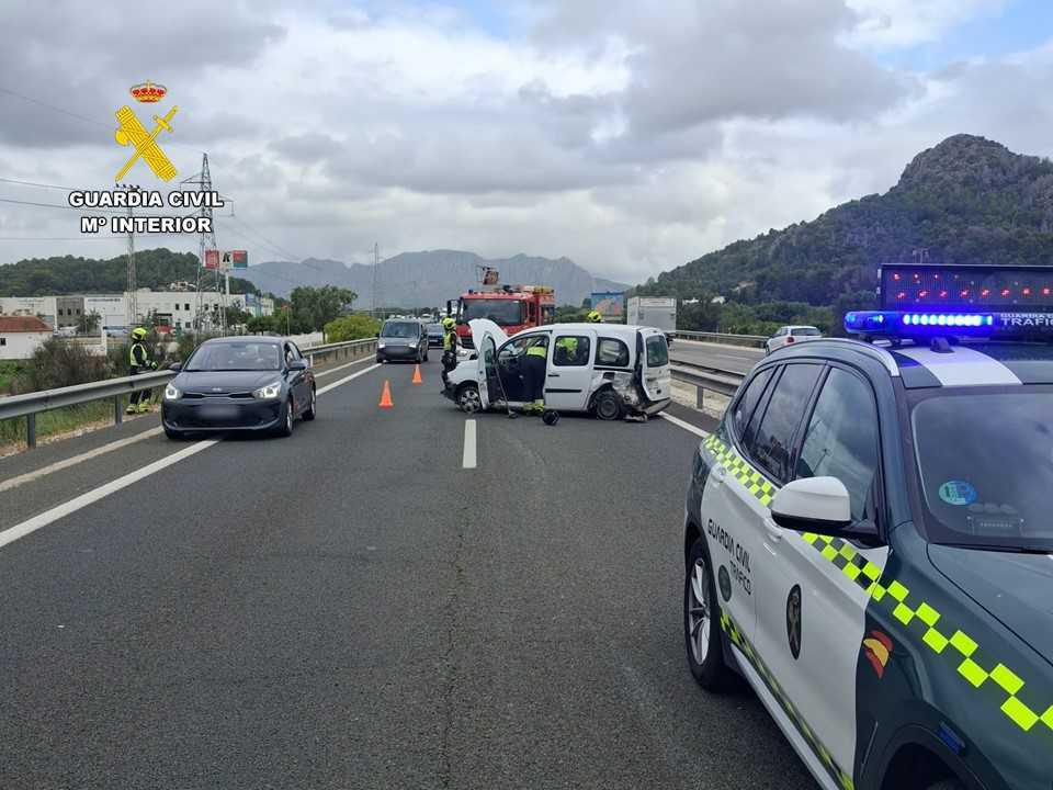 Investigan a un conductor fugado tras ocasionar un accidente en la AP7 a la altura de Pedreguer Investigan a un conductor fugado tras ocasionar un accidente en la AP7 a la altura de Pedreguer