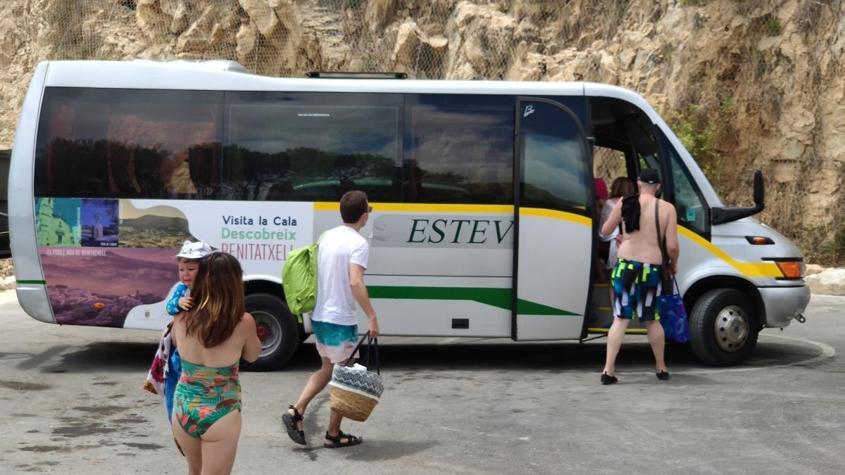 El autobús gratuito a la cala del Moraig volverá a funcionar desde el 1 de julio