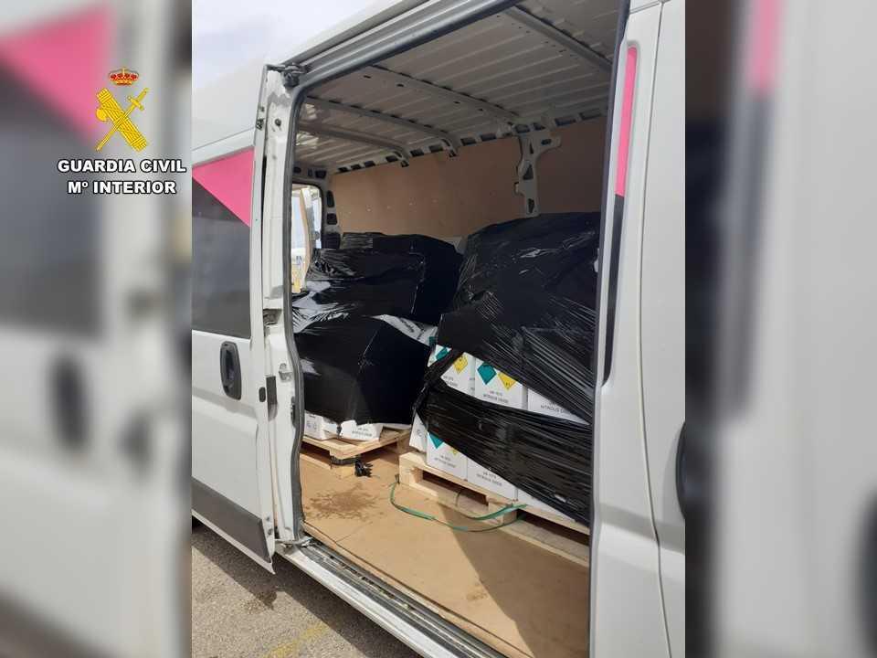 La Guardia Civil interviene más de 1.000 botellas de óxido nitroso en el puerto de Dénia.