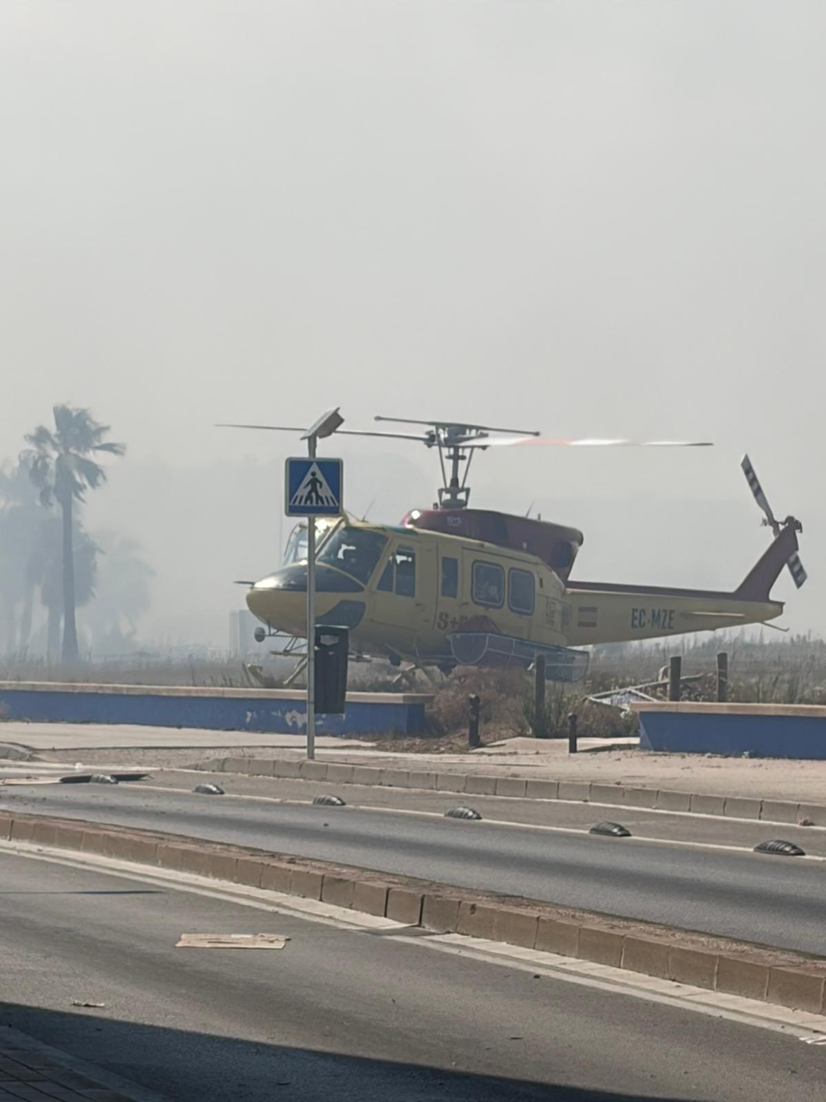 Primer incendio del verano en la Marina Alta: arden cañas y maleza en la zona de Punta Raset, en Dénia Primer incendio del verano en la Marina Alta: arden cañas y maleza en la zona de Punta Raset, en Dénia
