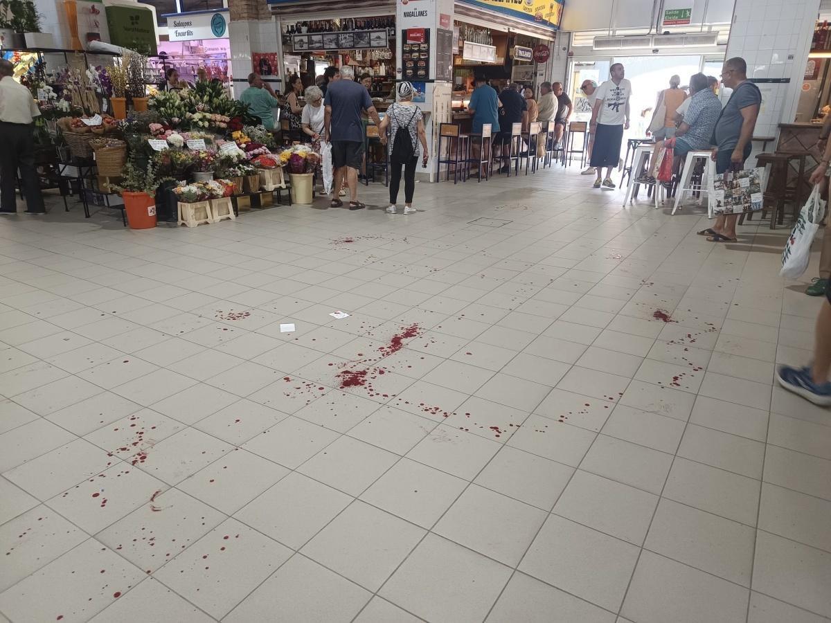 Una pelea entre dos hombres en el Mercado Municipal de Dénia acaba con un herido tras recibir un vaso en la cabeza Una pelea entre dos hombres en el Mercado Municipal de Dénia acaba con un herido tras recibir un vaso en la cabeza