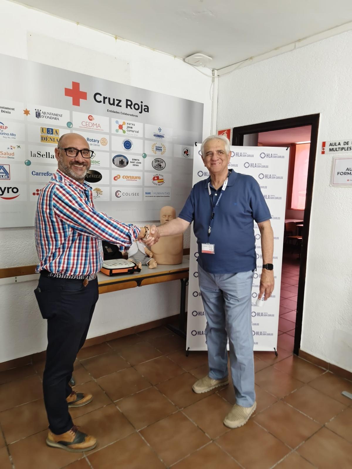 El hospital HLA San Carlos dona un DESA y dos maniquíes de RCP a Cruz Roja Dénia para reforzar la formación en emergencias