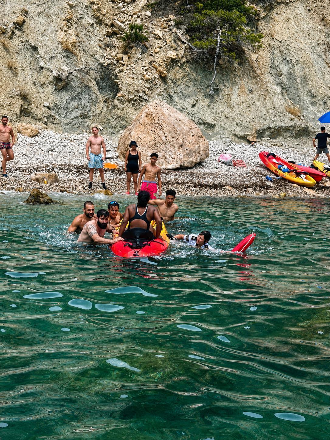Rescatada una mujer tras desvanecerse durante una ruta en kayak entre Calp y Altea Rescatada una mujer tras desvanecerse durante una ruta en kayak entre Calp y Altea