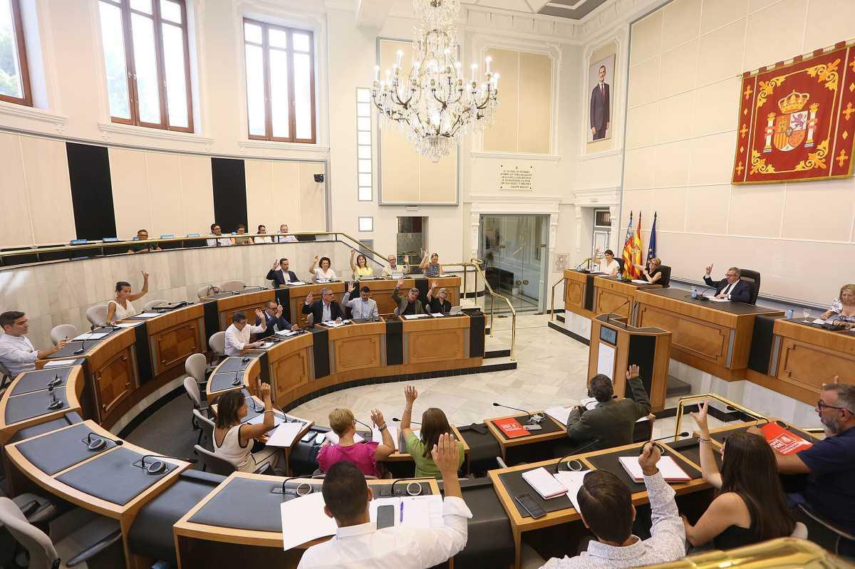 El pleno de la Diputación de Alicante aprueba la 2ª fase del Plan +Cerca y el nuevo Bono Consumo que distribuirán 56 millones de euros entre los municipios de la provincia 