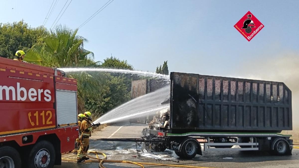 Un camión arde en la entrada de Pedreguer tras incendiarse la carga que transportaba para reciclar