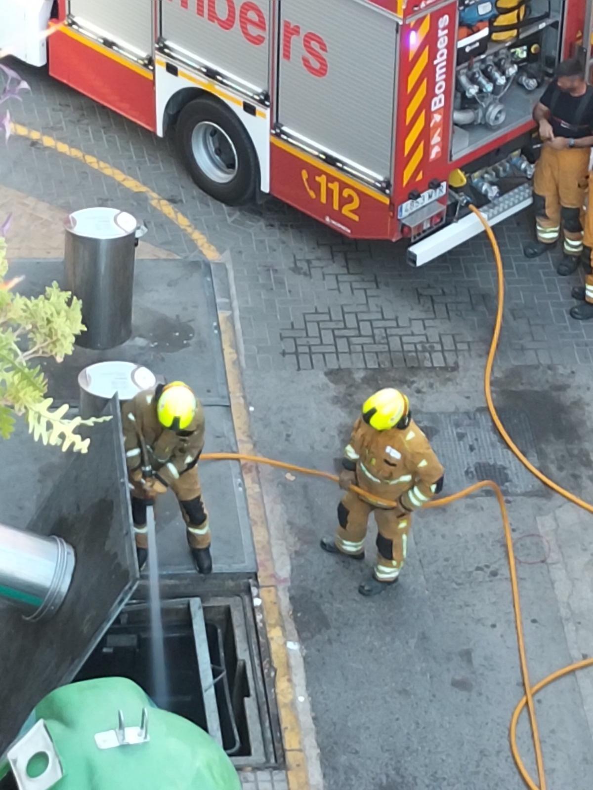 Susto en pleno centro de Dénia al arder un contenedor subterráneo