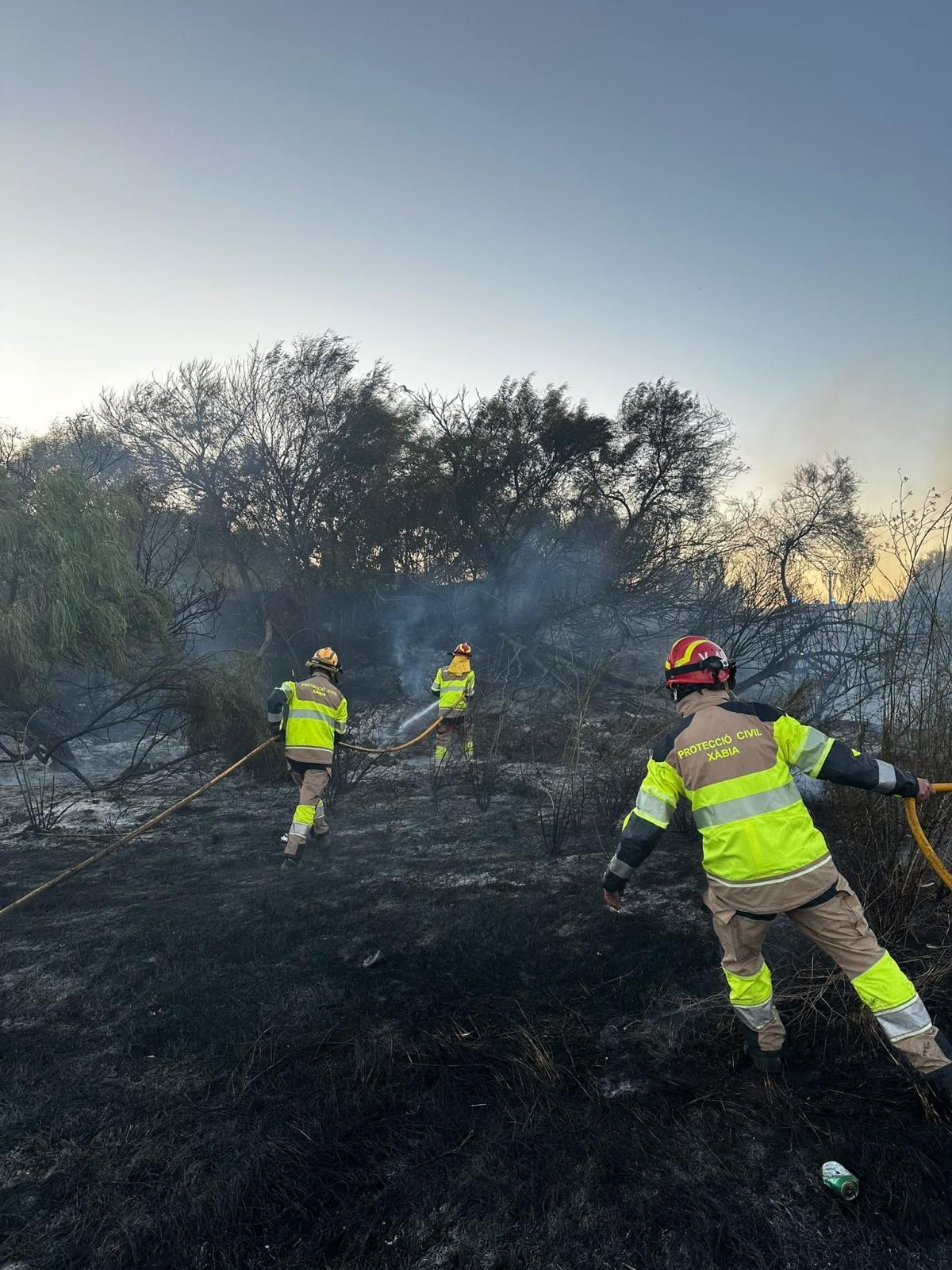 Extinguido un incendio de vegetación en la zona del Saladar de Xàbia