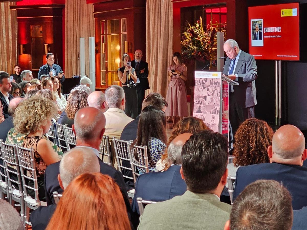 El ministro Jordi Hereu entrega a Calp el distintivo de Fiesta de Interés Turístico Nacional para sus Moros y Cristianos El ministro Jordi Hereu entrega a Calp el distintivo de Fiesta de Interés Turístico Nacional para sus Moros y Cristianos