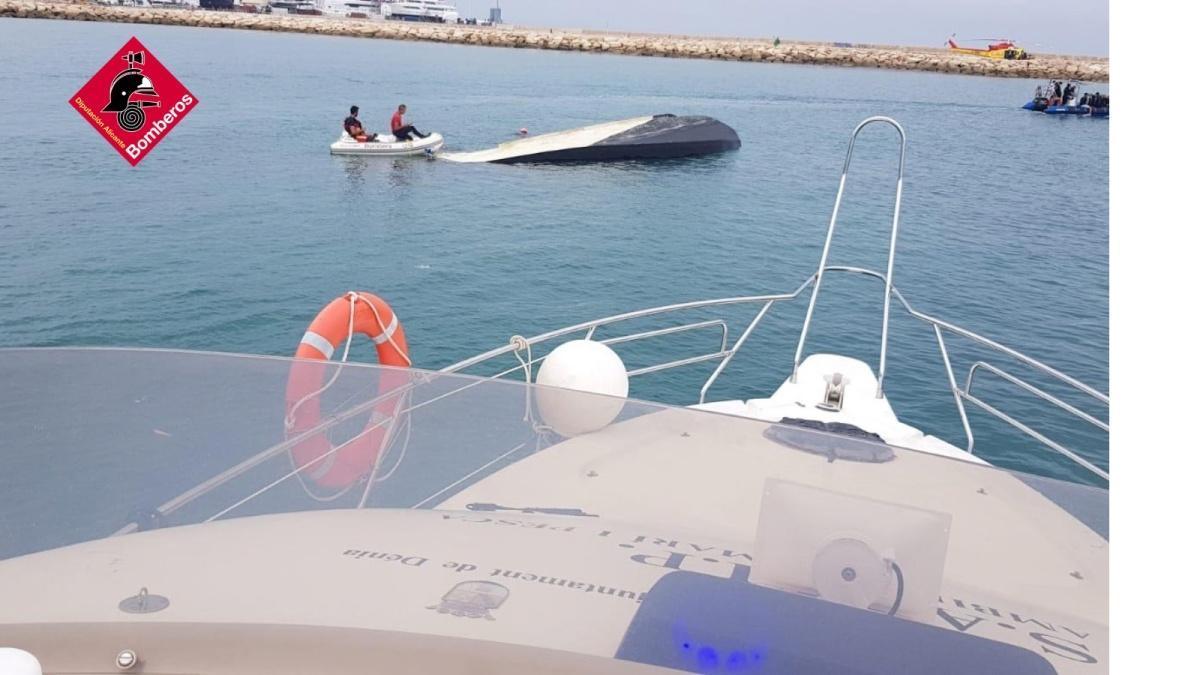 Los propietarios del velero volcado en Dénia intentarán recuperar la embarcación