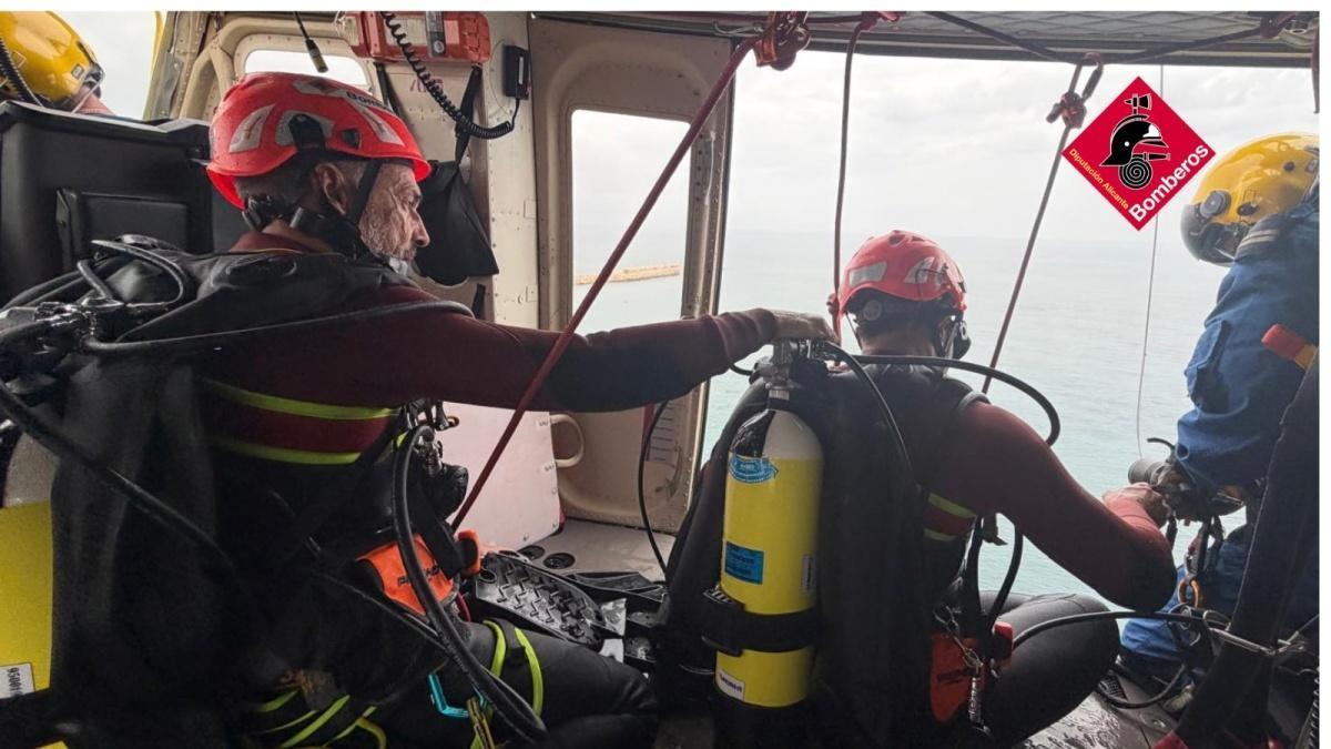 Los propietarios del velero volcado en Dénia intentarán recuperar la embarcación Los propietarios del velero volcado en Dénia intentarán recuperar la embarcación