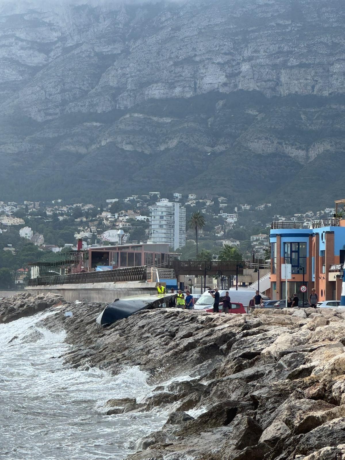 Las impactantes imágenes del velero destrozado en el Puerto de Dénia Las impactantes imágenes del velero destrozado en el Puerto de Dénia