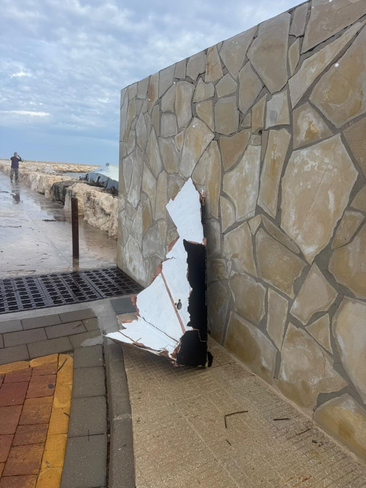 Las impactantes imágenes del velero destrozado en el Puerto de Dénia