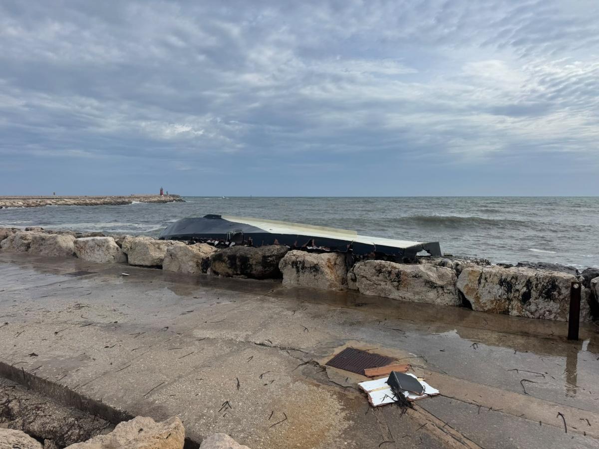 Las impactantes imágenes del velero destrozado en el Puerto de Dénia Las impactantes imágenes del velero destrozado en el Puerto de Dénia