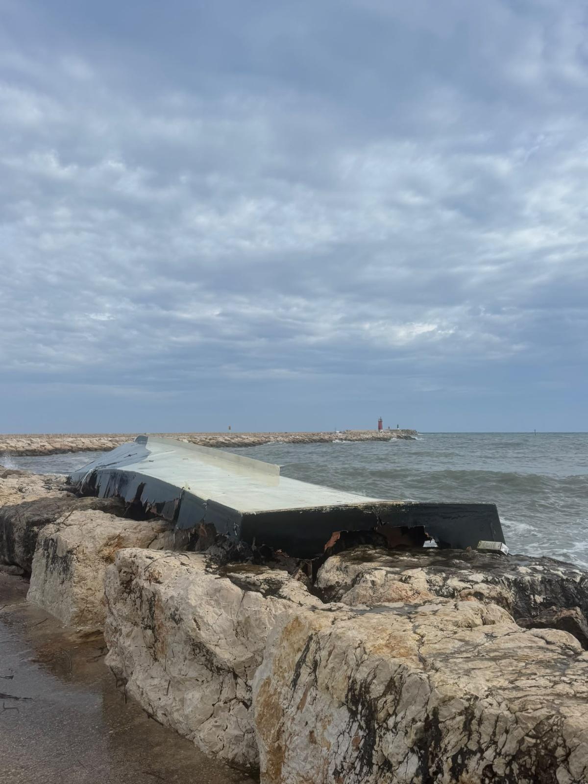 Las impactantes imágenes del velero destrozado en el Puerto de Dénia Las impactantes imágenes del velero destrozado en el Puerto de Dénia