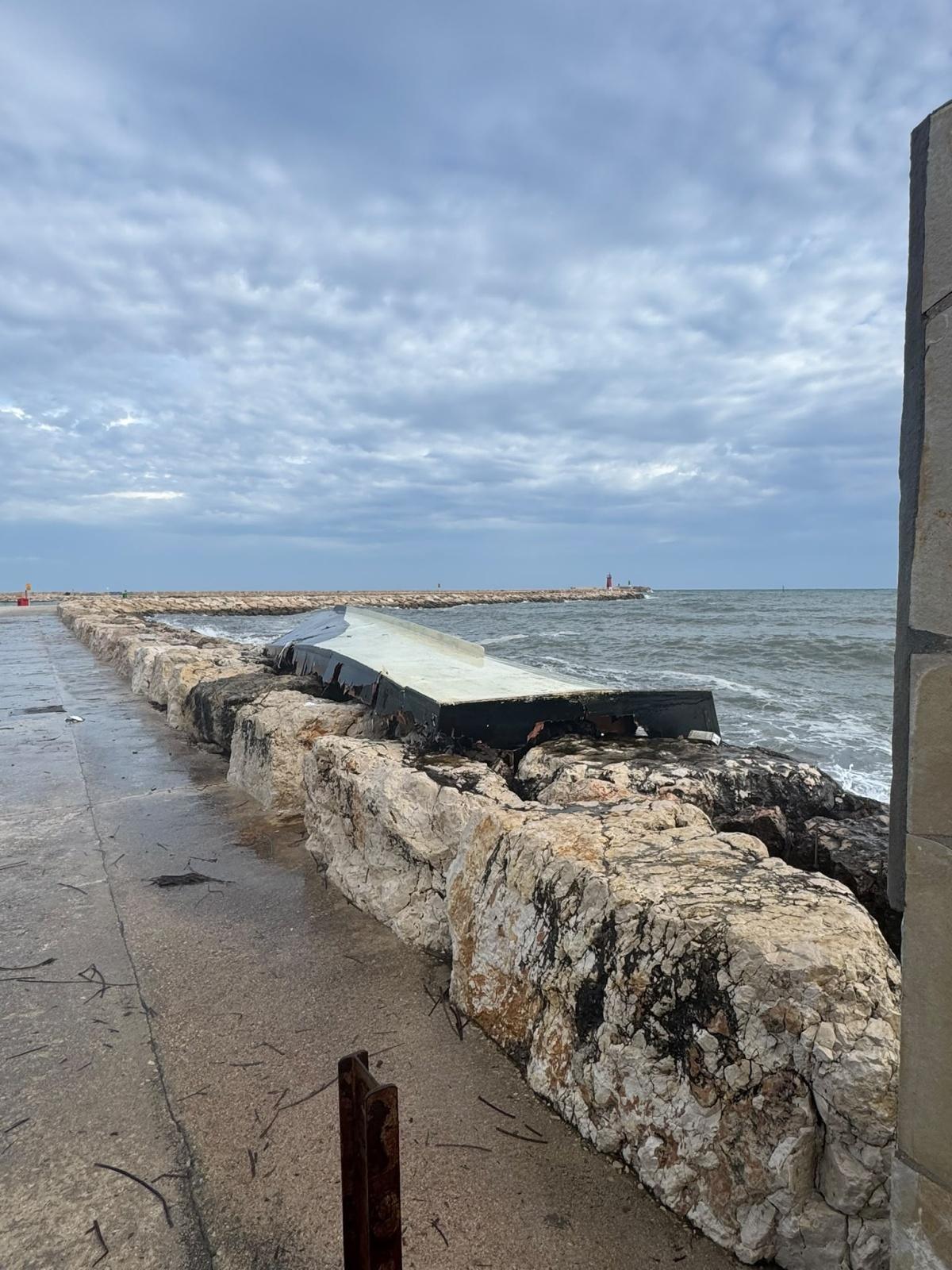 Las impactantes imágenes del velero destrozado en el Puerto de Dénia