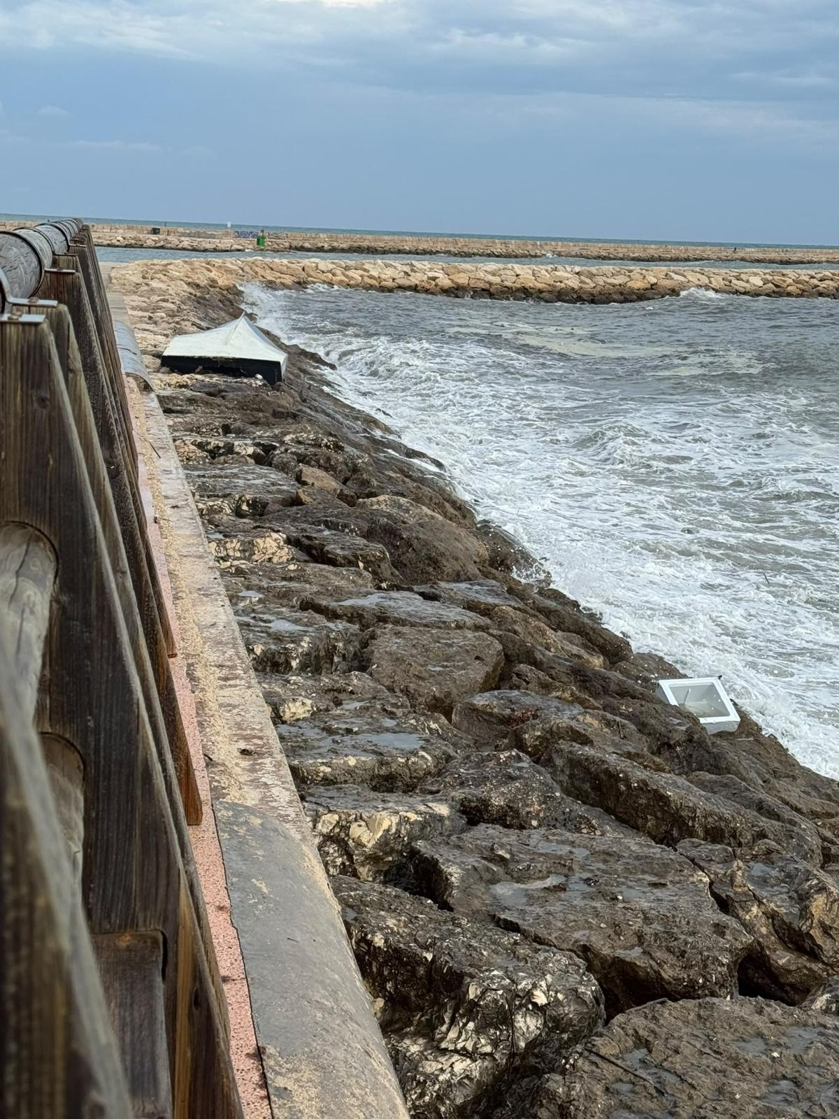 Las impactantes imágenes del velero destrozado en el Puerto de Dénia