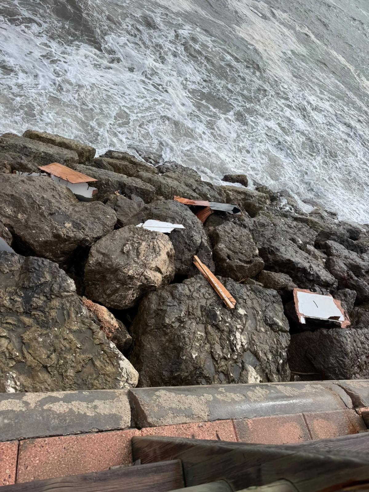 Las impactantes imágenes del velero destrozado en el Puerto de Dénia