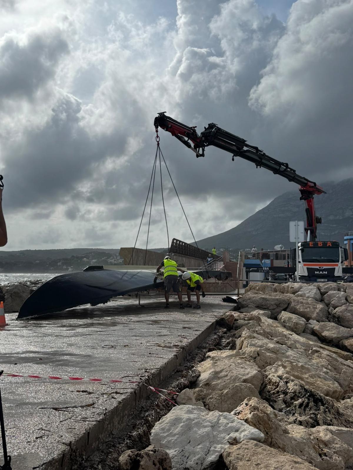 Las impactantes imágenes del velero destrozado en el Puerto de Dénia